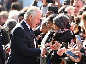 Usai Marah-marah, Raja Charles III Muncul Sapa Pelayat