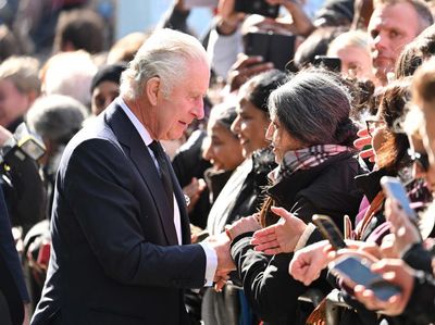 Usai Marah-marah, Raja Charles III Muncul Sapa Pelayat
