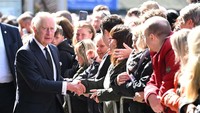 Raja Charles III muncul ke hadapan publik yang sedang mengantre untuk melihat peti jenazah Ratu Elizabeth II.  Foto: WireImage/Karwai Tang