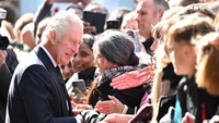 Dia mengajak ngobrol sampai melihat pelayat yang berada di sepanjang Sungai Thames, Lambeth, London, pada Sabtu (17/9/2022). Foto: WireImage/Karwai Tang