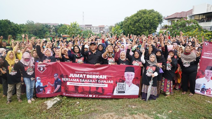 Relawan Ganjar Bagi-bagi Paket Sembako ke Warga Bekasi