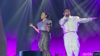 Dalam konser ini, Rossa tidak sendiri namun memboyong bintang tamu spesial yaitu Lyodra, Fadil Jaidi, dan Eka Gustiwana. Fadil Jaidi tampil menjadi bintang tamu pertama membawakan lagu Aku Bukan Untukmu milik Rossa kemudian dilanjutkan dengan lagu Kamu Yang Kutunggu bersama Rossa.