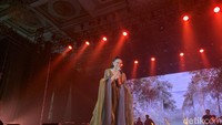 Rossa memiliki kesan tersendiri saat konser di Kota Medan. Dia fasih menyanyikan lagu Batak Sai Anju Ma Au yang diikuti oleh ribuan penonton.