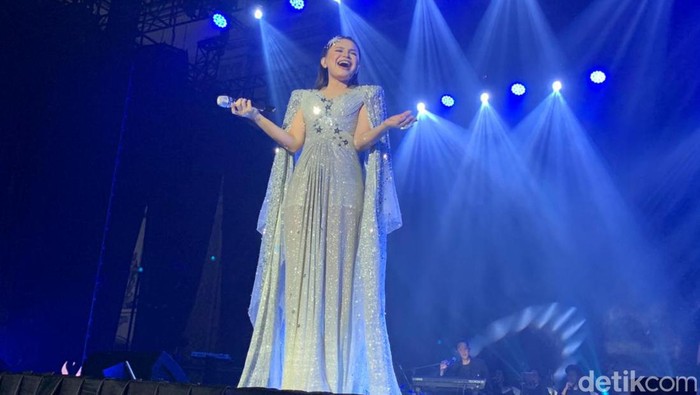 Rossa saat konser di Medan, Sabtu (17/8)
