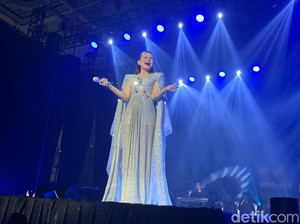 Konser Rayakan 25 Tahun Berkarir, Rossa Nyanyikan Sai Anju Ma Au