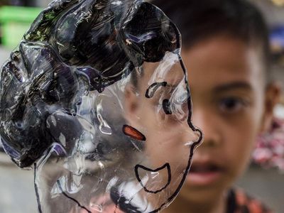 Sampah Plastik Disulap Jadi Wayang