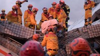 Petugas pemadam kebakaran berhasil mengevakuasi warga yang terjebak di reruntuhan bangunan.