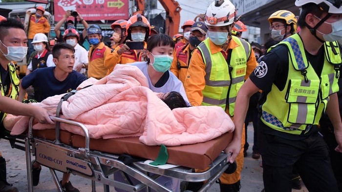 Gempa berkekuatan M 7,2 mengguncang Taiwan, Minggu (18/9/2022). Sebuah gedung di Hualien, Taiwan timur, ambruk akibat gempa tersebut.
