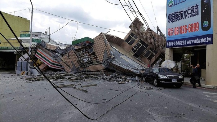 Sebuah Gedung Ambruk Akibat Gempa M 7,2 di Taiwan Gempa berkekuatan M 7,2 mengguncang Taiwan, Minggu (18/9/2022). Sebuah gedung di Hualien, Taiwan timur, ambruk akibat gempa tersebut.