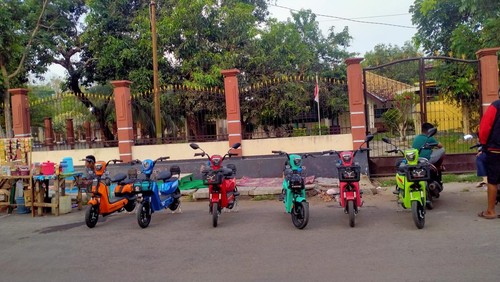 Sepeda motor yang disewakan di depan Kantor Bupati Dompu
