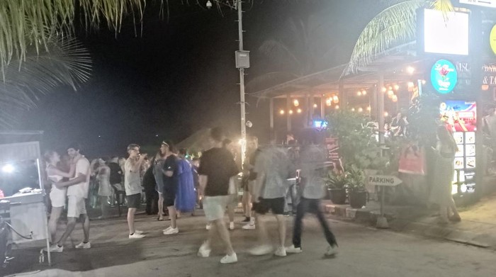 Situasi dini hari depan plang Pura Kahyangan Jagat Batu Bolong di Desa Adat Canggu, Kecamatan Kuta Utara, Kabupaten Badung.