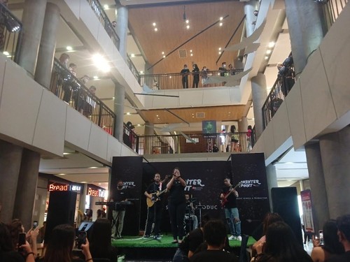 Suasana Level 21 Mal Denpasar pada Minggu (18/9/2022) sore menyajikan pertunjukan dari penampilan murid - murid Counterpoint Music School asuhan Caca Anska Topodade