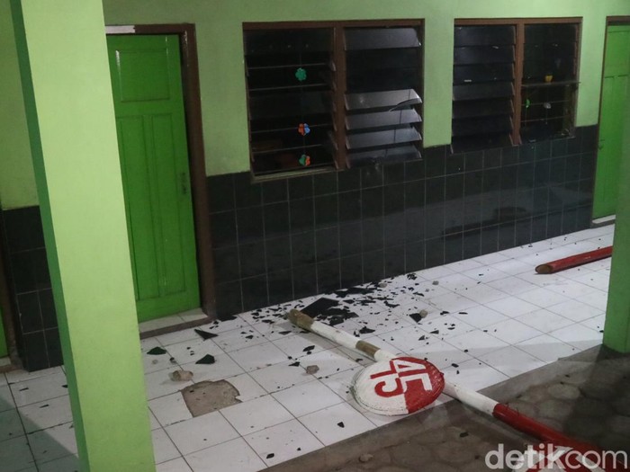 Suasana warga yang rumahnya dirusak suporter asal Jepara di Kudus, Minggu (18/9/2022)