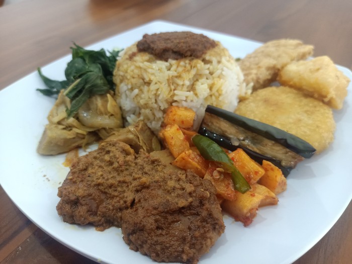 Tampilan menu nasi Padang campur di CIS Culinary Bali pada Minggu (18/9/2022)