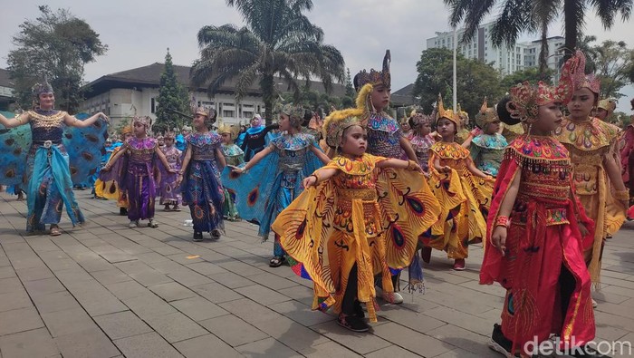 Tari kolosal ribuan penari Tari Merak di Gedung Sate, Kota Bandung