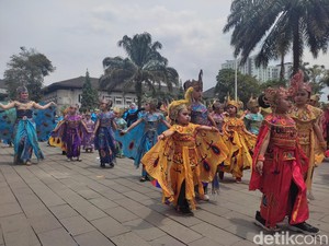 Hari Perdamaian Dunia, Ribuan Penari Merak Beraksi di Gedung Sate