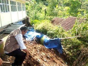 Tembok Penahan Tebing SMP di Ciamis Roboh, 2 Ruang Kelas Dikosongkan