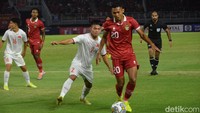 Ginanjar Wayu Ramadhani menguasai bola di area pertahanan Vietnam (Foto: Deny Prasetyo Utomo/detikcom)