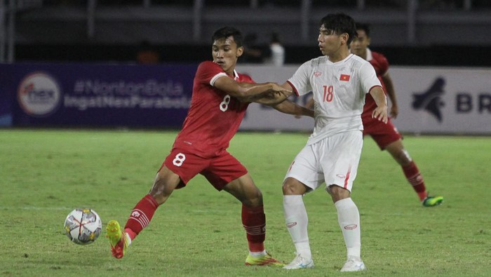 Pesepak bola Indonesia Arkhan Fikri (kiri) berebut bola dengan pesepak bola Vietnam Dinh Xuan Tien (kanan) saat pertandingan babak kualifikasi Piala Asia U-20 2023 Grup F di Stadion Gelora Bung Tomo, Surabaya, Jawa Timur, Minggu (18/9/2022). ANTARA FOTO/Moch Asim/nz
