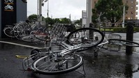 Sejumlah sepeda yang diparkir juga ambruk akibat angin kencang.