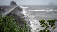Gelombang tinggi akibat Topan Nanmadol menerjang pantai di Minamata, Prefektur Kumamoto.