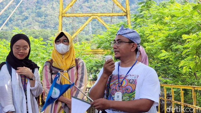 Tour De Wijnkoopsbaai. Tur satu hari bersifat rekreasi ini juga melibatkan masyarakat dan pelajar sekolah dasar di Palabuhanratu.