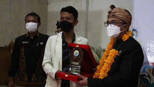 Wakil Rektor III Undiksha Prof Wayan Suastra saat menghadiri kegiatan salah satu organisasi mahasiswa eksternal kampus di Buleleng.