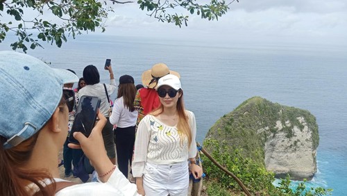 Wisatawan berfoto di Kelingking Beach, Nusa Penida, Klungkung, Bali, Sabtu (17/9/2022)