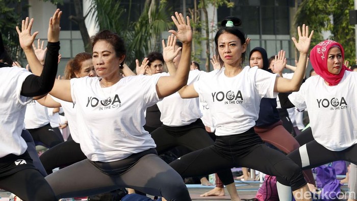 Yoga In The City di Senayan Park Sejumlah masyarakat mengikuti kegiatan Yoga In The City yang diselenggarakan di Senayan Park, Minggu (18/9/2022). Yoga In The City yang diselenggarakan Celebrity Fitness & Fitness First ini diikuti oleh hampir 300 peserta.