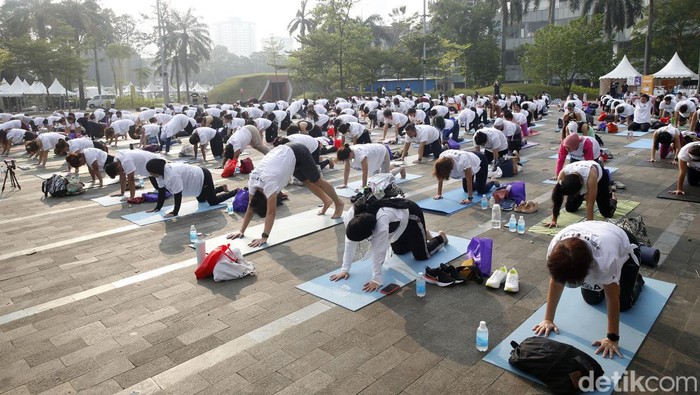 Yoga In The City di Senayan Park Sejumlah masyarakat mengikuti kegiatan Yoga In The City yang diselenggarakan di Senayan Park, Minggu (18/9/2022). Yoga In The City yang diselenggarakan Celebrity Fitness & Fitness First ini diikuti oleh hampir 300 peserta.