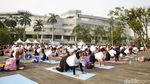 Demi Kesehatan, Ratusan Orang Yoga Bersama di Senayan Park