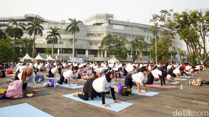 Yoga In The City di Senayan Park Sejumlah masyarakat mengikuti kegiatan Yoga In The City yang diselenggarakan di Senayan Park, Minggu (18/9/2022). Yoga In The City yang diselenggarakan Celebrity Fitness & Fitness First ini diikuti oleh hampir 300 peserta.