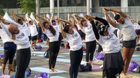 Para peserta mengikuti beragam gerakan-gerakan instruktur yoga.
