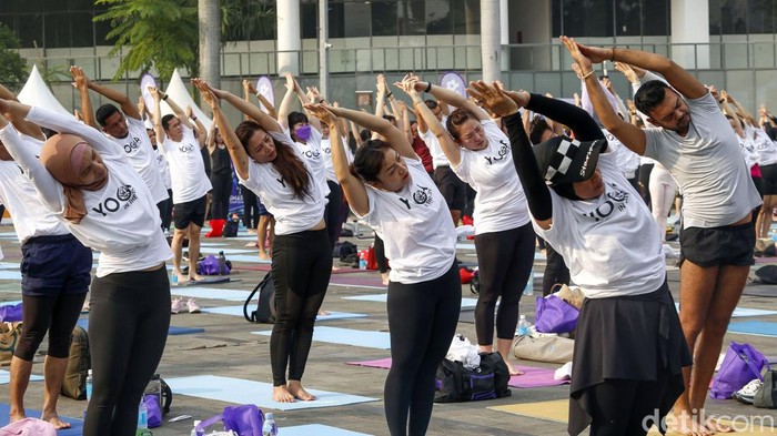 Yoga In The City di Senayan Park Sejumlah masyarakat mengikuti kegiatan Yoga In The City yang diselenggarakan di Senayan Park, Minggu (18/9/2022). Yoga In The City yang diselenggarakan Celebrity Fitness & Fitness First ini diikuti oleh hampir 300 peserta.