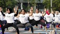 Para peserta tampak kompak mengikuti gerakan instruktur yoga.