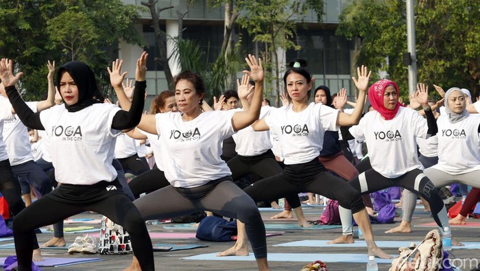 Yoga In The City di Senayan Park Sejumlah masyarakat mengikuti kegiatan Yoga In The City yang diselenggarakan di Senayan Park, Minggu (18/9/2022). Yoga In The City yang diselenggarakan Celebrity Fitness & Fitness First ini diikuti oleh hampir 300 peserta.