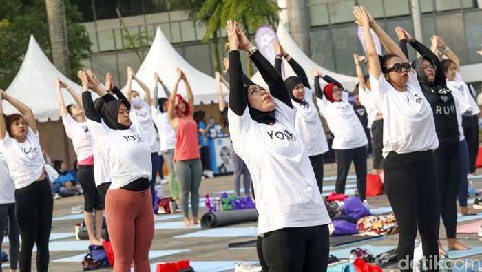 Sejumlah masyarakat mengikuti kegiatan Yoga In The City yang diselenggarakan di Senayan Park, Minggu (18/9/2022). Yoga In The City yang diselenggarakan Celebrity Fitness & Fitness First ini diikuti oleh hampir 300 peserta.