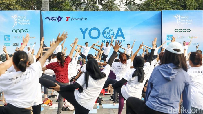 Yoga In The City di Senayan Park Sejumlah masyarakat mengikuti kegiatan Yoga In The City yang diselenggarakan di Senayan Park, Minggu (18/9/2022). Yoga In The City yang diselenggarakan Celebrity Fitness & Fitness First ini diikuti oleh hampir 300 peserta.