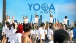Demi Kesehatan, Ratusan Orang Yoga Bersama di Senayan Park
