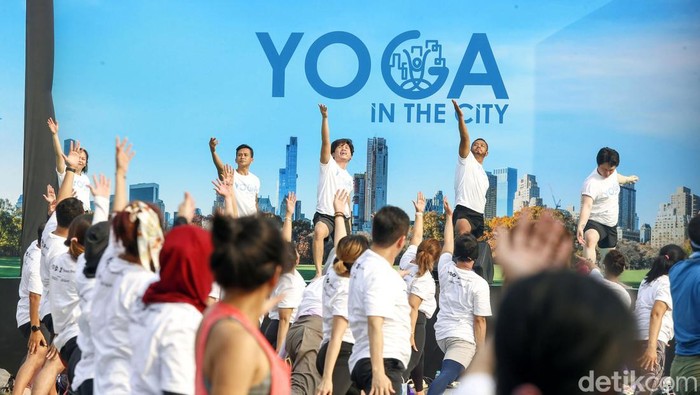 Yoga In The City di Senayan Park Sejumlah masyarakat mengikuti kegiatan Yoga In The City yang diselenggarakan di Senayan Park, Minggu (18/9/2022). Yoga In The City yang diselenggarakan Celebrity Fitness & Fitness First ini diikuti oleh hampir 300 peserta.