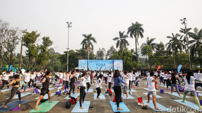 Yoga In The City di Senayan Park Sejumlah masyarakat mengikuti kegiatan Yoga In The City yang diselenggarakan di Senayan Park, Minggu (18/9/2022). Yoga In The City yang diselenggarakan Celebrity Fitness & Fitness First ini diikuti oleh hampir 300 peserta.
