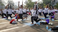 Sejumlah masyarakat mengikuti kegiatan Yoga In The City yang diselenggarakan di Senayan Park, Jakarta, Minggu (18/9/2022).