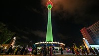 Di malam hari lampu dari menara itu memancarkan warna hijau dengan puncak merah. Foto: AFP via Getty Images/ISHARA S. KODIKARA
