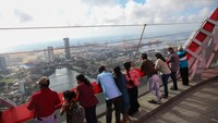 Warga diperkenankan naik ke lantai paling atas untuk menikmati pemandangan kota Colombo. Foto: AFP via Getty Images/ISHARA S. KODIKARA