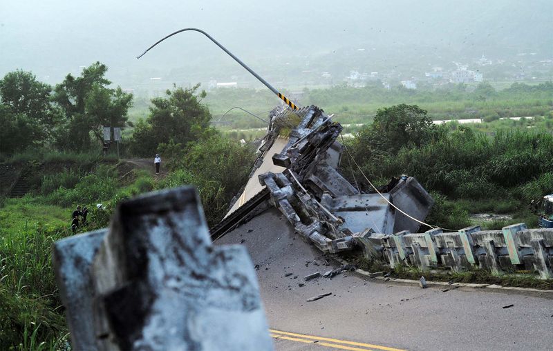 Gempa bumi mengakibatkan kerusakan cukup parah di Taiwan. Tidak hanya gedung, gempa juga merusak jalan hingga jembatan. Ini penampakannya.