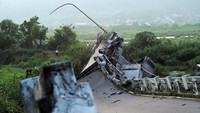 Guncangan gempa yang kuat membuat jembatan itu ambruk.