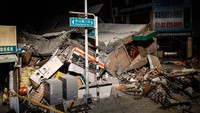 Sejumlah gedung juga rusak akibat gempa tersebut.
