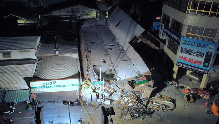 Penampakan Mengerikan Usai Gempa Dahsyat di Taiwan Gempa bumi mengakibatkan kerusakan cukup parah di Taiwan. Tidak hanya gedung, gempa juga merusak jalan hingga jembatan. Ini penampakannya.