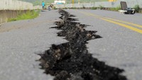 Jalan raya juga retak akibat gempa bumi tersebut.