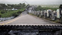 Gempa bumi mengakibatkan jembatan Kaoliao, Hualien, Taiwan timur, rusak parah.